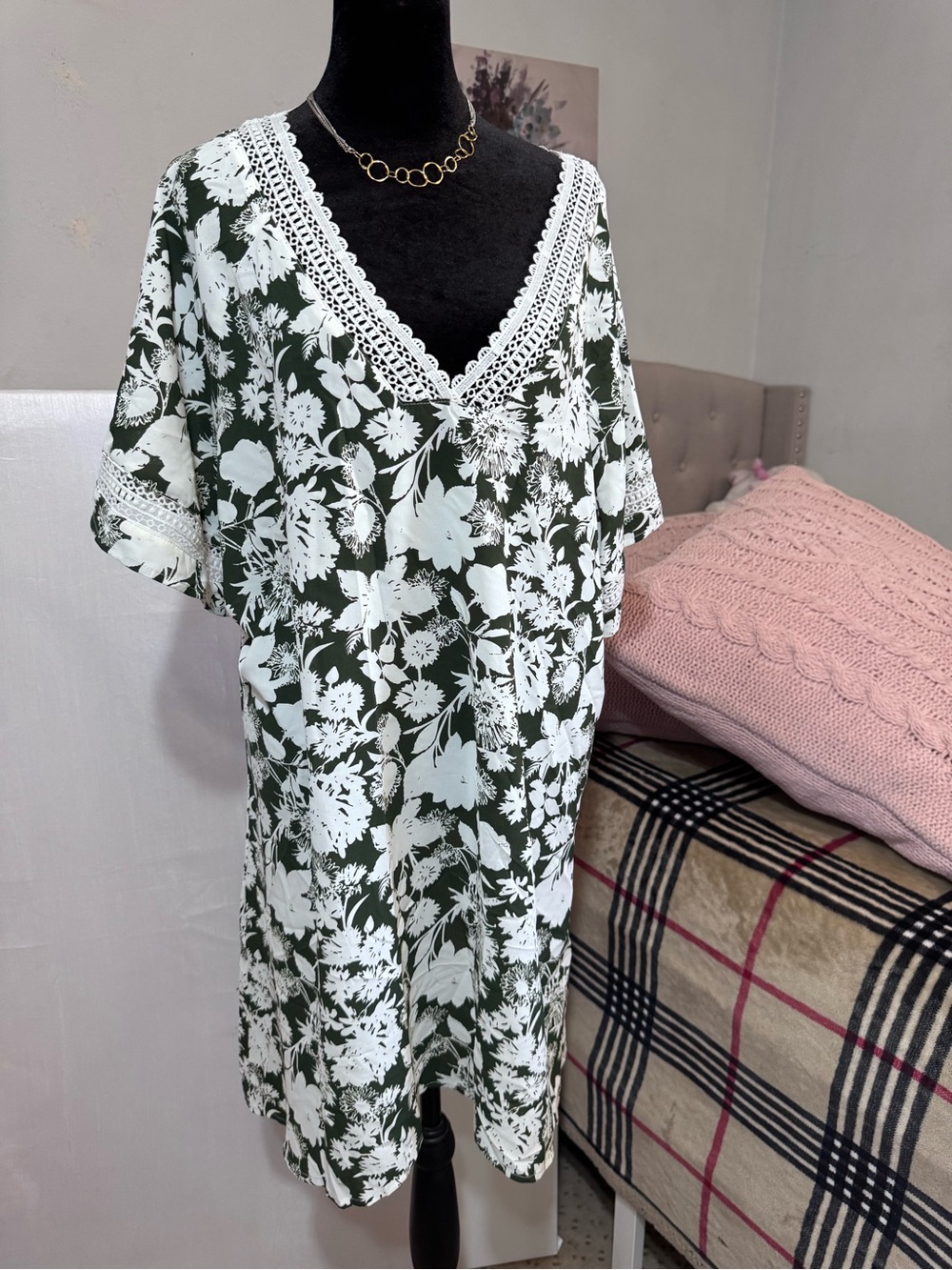 Women's Green & White Floral V-Neck Dress